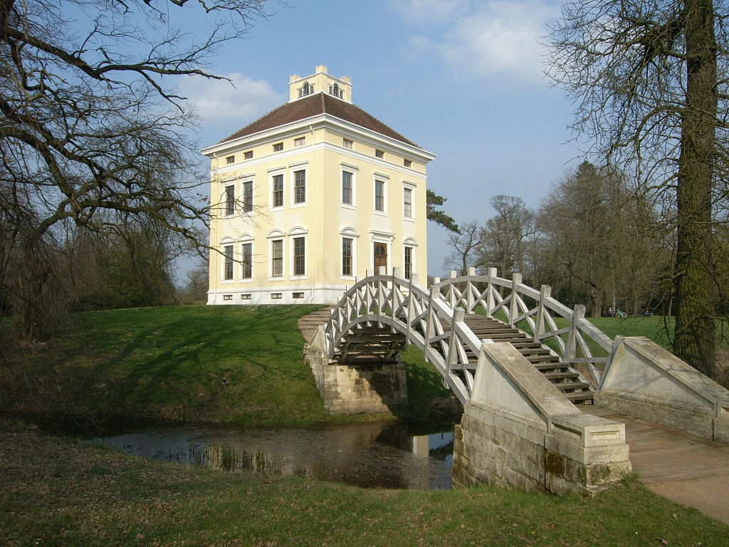 1024px-Schloss_Luisium